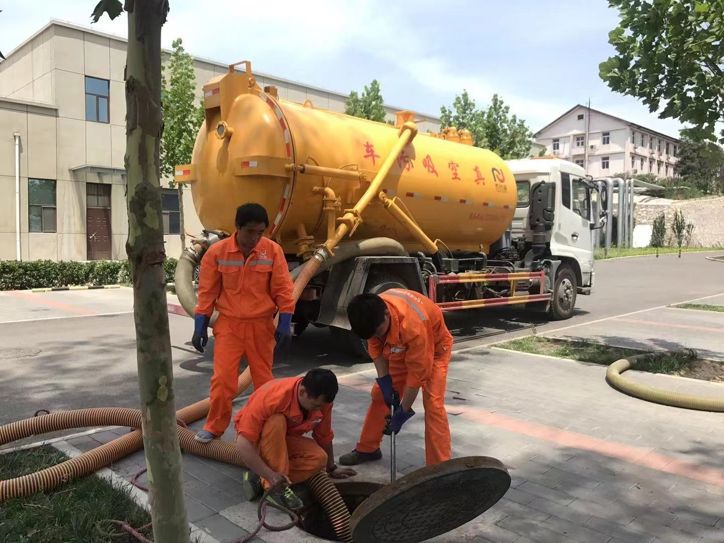 横林镇管道疏通车停在窨井附近