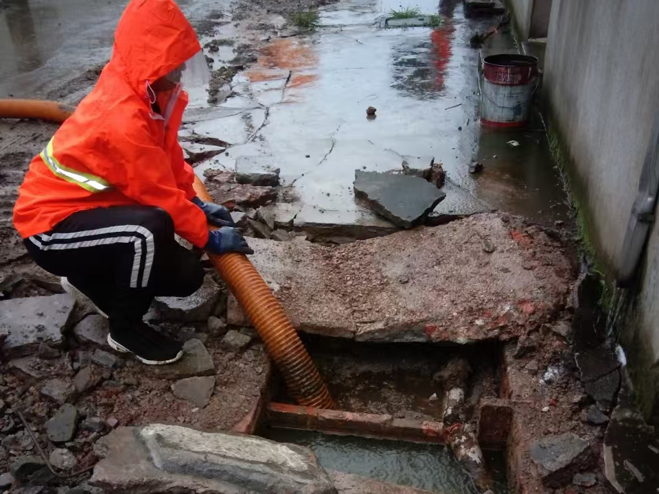 横林镇专业清理污水池 炜誉市政以规范流程守护城市 “肠道”